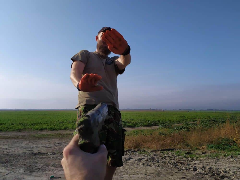 Oto îndreaptă pistolul-captură spre L-ko