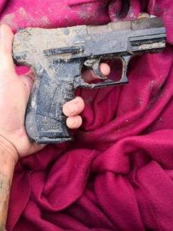 Gábor și Zoltán Kovács din Ungaria au găsit un pistol și un coș de cumpărături:
