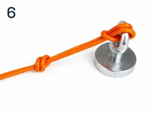 Pasul 6
  (înfășurați toată frânghia) - un nod simplu