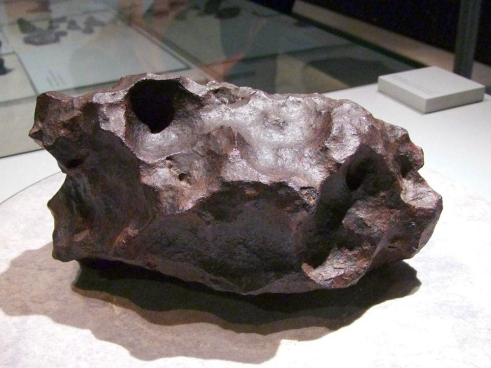 Ai găsit un meteorit? Vezi semnele după care îl recunoști