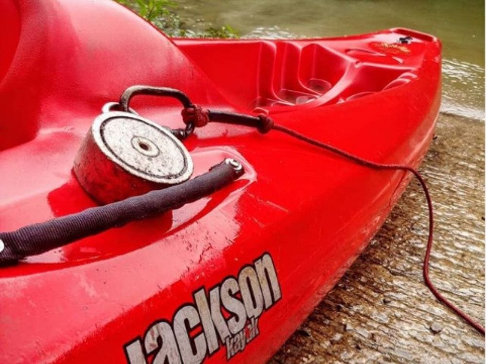 Magnet fishing din BARCĂ: mai palpitant, mai ud și mai riscant