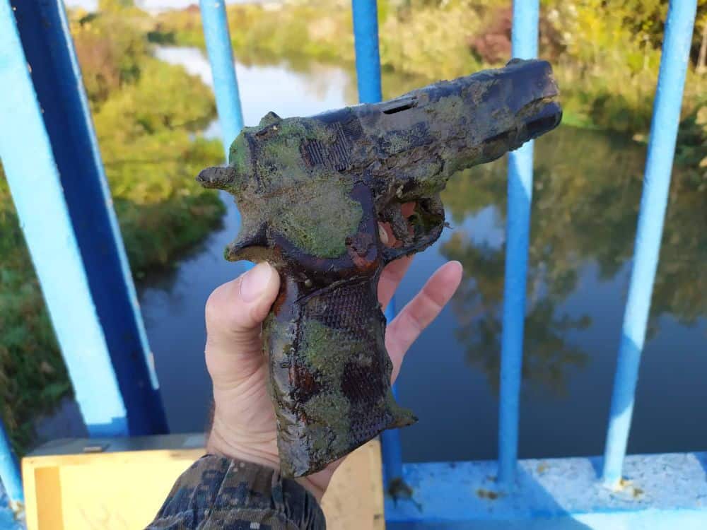 Magnet fishing: iată tot ce au găsit în râurile și lacurile din Slovacia!