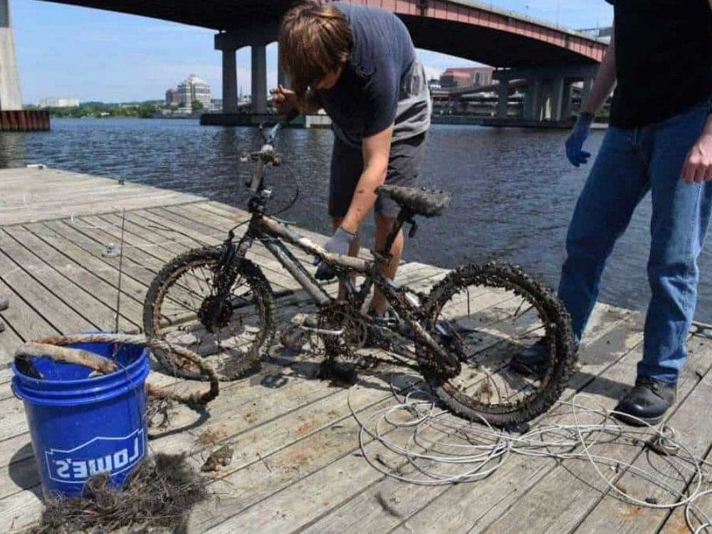 Misterul bicicletelor: de ce sunt atâtea în ape?